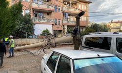Antalya Gazipaşa’da elektrik direği otomobilin üzerine devrildi