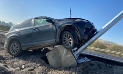 Elmadağ’da otomobil direğe çarptı: 2 yaralı