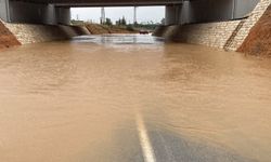 Mersin Erdemli’de sağanak alarmı! Cadde ve sokakları su bastı