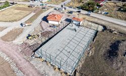 Gicik Köy Konağı ve halı sahada çalışmalar sürüyor