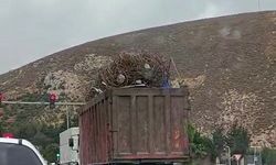 Hatay'da hurda demirleri dorseden taştı, trafik ekipleri harekete geçti