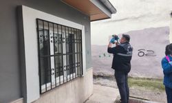 Muhtarlığın kamerasını söküp bahçeye attılar