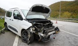Samsun'da yağmur nedeniyle kontrolden çıkan araç refüje çıktı: 3 yaralı