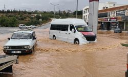 Mersin'de sağanak hayatı felç etti: Yollar göle döndü