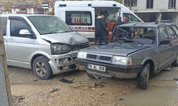 Sivas’ta otomobil ve minibüsün çarpıştığı kazada 4 kişi yaralandı