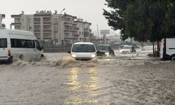 Tarsus'ta sağanak hayatı felç etti! Muhtar öğrenciyi sırtında taşıdı