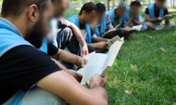Yükümlüler mekan mefhumuna bakılmaksızın kitap okuyor