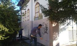 Pursaklar Belediyesi duvar yazılarını temizliyor