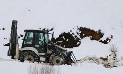 Erzincan'da kar ve tipiden kapanan yollar açılıyor