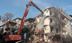 Avcılar'da, 5.8'lik depremin ardından hasar gören binanın yıkımı gerçekleştirildi