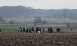 Mülteciler tarlalardan geçerek Pazarkule'ye ulaşmaya çalışıyor