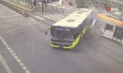 Sultangazi'de tramvayın İETT otobüsüne çarptığı anlar kamerada