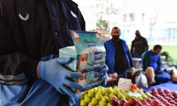 Ankara zabıtası pazarcı esnafına maske dağıtıyor
