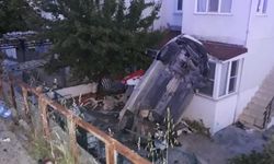 Kamyonetin çarptığı otomobil evin bahçesine uçtu: 2 ölü, 3 yaralı