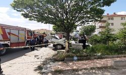 Ankara'da otomobil otobüs durağına daldı: 1 ölü, 1 yaralı