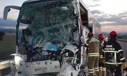 Yolcu otobüsü kamyona arkadan çarptı: 2 ölü, 18 yaralı
