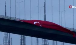 15 Temmuz Şehitler Köprüsü'ne dev Türk bayrakları asıldı