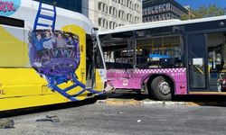 Tramvay otobüse çarptı: 2 yaralı