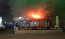 Hacı Bayram Veli Camisi'nin avlusundaki 3 katlı kafenin terası alev alev yandı
