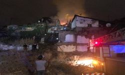 Ankara'da gecekondu yangınına vatandaşlar bahçe hortumuyla müdahale etti