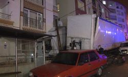 Ankara'da freni patlayan tır 11 aracı biçip evin duvarına çarptı: 1 yaralı