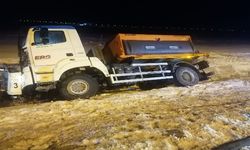 Başkent'te kar küreme aracı su kanalına devrildi: 1 ölü