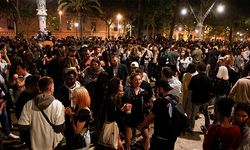 İspanya'da Covid-19 OHAL'inin sona ermesi sokak partileriyle kutlandı
