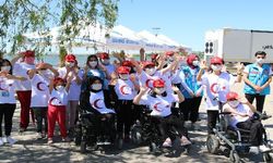 Başkent'te engelli öğrencilerden anlamlı bayrak yarışı