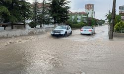 Başkent'te sağanak yağış sonrası meydana gelen sel hayatı olumsuz etkiledi