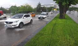 Ankara'da sağanak yağış: Cadde ve sokaklar göle döndü