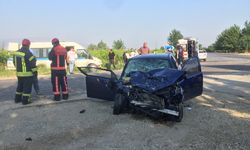 İşçi servisiyle otomobil çarpıştı: 2 ölü, 9 yaralı