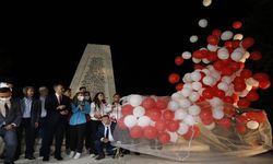 Gençlik ve Spor Bakanı Kasapoğlu gençlerle demokrasi nöbetine katıldı