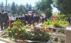 TBMM Başkanı Mustafa Şentop, Karşıyaka Mezarlığı Şehitliği'ni ziyaret etti