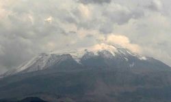 Havaların soğumasıyla Ağrı Dağı'na kar yağdı