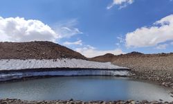 Süphan Dağı'nda kar kütlesi hızla eriyor