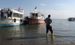 Van Gölü'nde kuraklık etkisi: Balıkçı tekneleri limana yanaşamadı