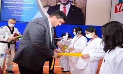Kahramankazan'da Minik taekwondocuların kuşaklarını Başkan Oğuz taktı