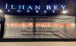 Ankara'da restoran işletmecisinden fahiş fiyat uygulayan ve stokçuluk yapanlara pankartlı tepki