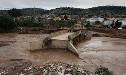 Güney Afrika'nın KwaZulu-Natal eyaletinde etkili olan şiddetli yağışların neden olduğu sel ve toprak kaymalarında en az 45 kişinin hayatını kaybettiği bildirildi.