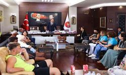 Keçiören Belediye Başkanı Altınok, Türk ve yabancı öğrencileri makamında ağırladı