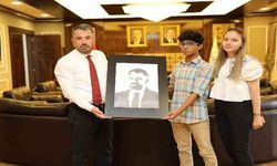 Bangladeşli Ressam Jawad Ashfaq Navid'den Başkan Çetin'e portre hediyesi
