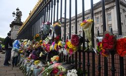 Kraliçe Elizabeth'in sevenleri Buckhingham Sarayı'nın önüne çiçek bırakıyor
