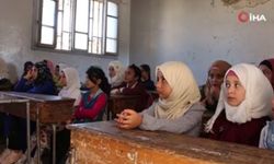 Suriye'nin kuzeydoğusundaki öğrenciler savaşın gölgesinde ders başı yaptı