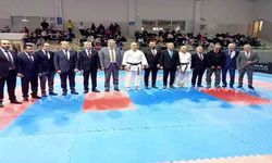 Ankara Valisi Şahin'in yardımcılarından Namık Kemal Nazlı ile Mustafa Erkayıran, karatede siyah kuşak sahibi oldu