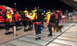 Alman kurtarma ekipleri enkaz altındaki kadınla Türkçe konuşarak moral vermeye çalıştı