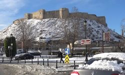 Tarihi Gaziantep Kalesi depremde hasar gördü