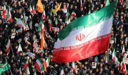 Tahran’da Laricani ve 104 asker için kalabalık cenaze töreni