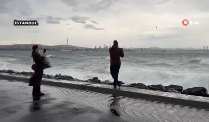 Fatih sahilinde lodos etkisi sürüyor