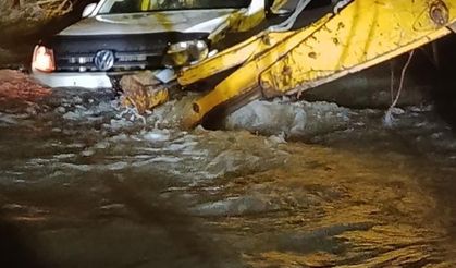 Çubuk’ta dere taştı, otomobil akıntıya kapıldı