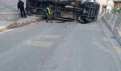 Çankaya’da yokuşta kamyonet devrildi, sürücü yaralandı